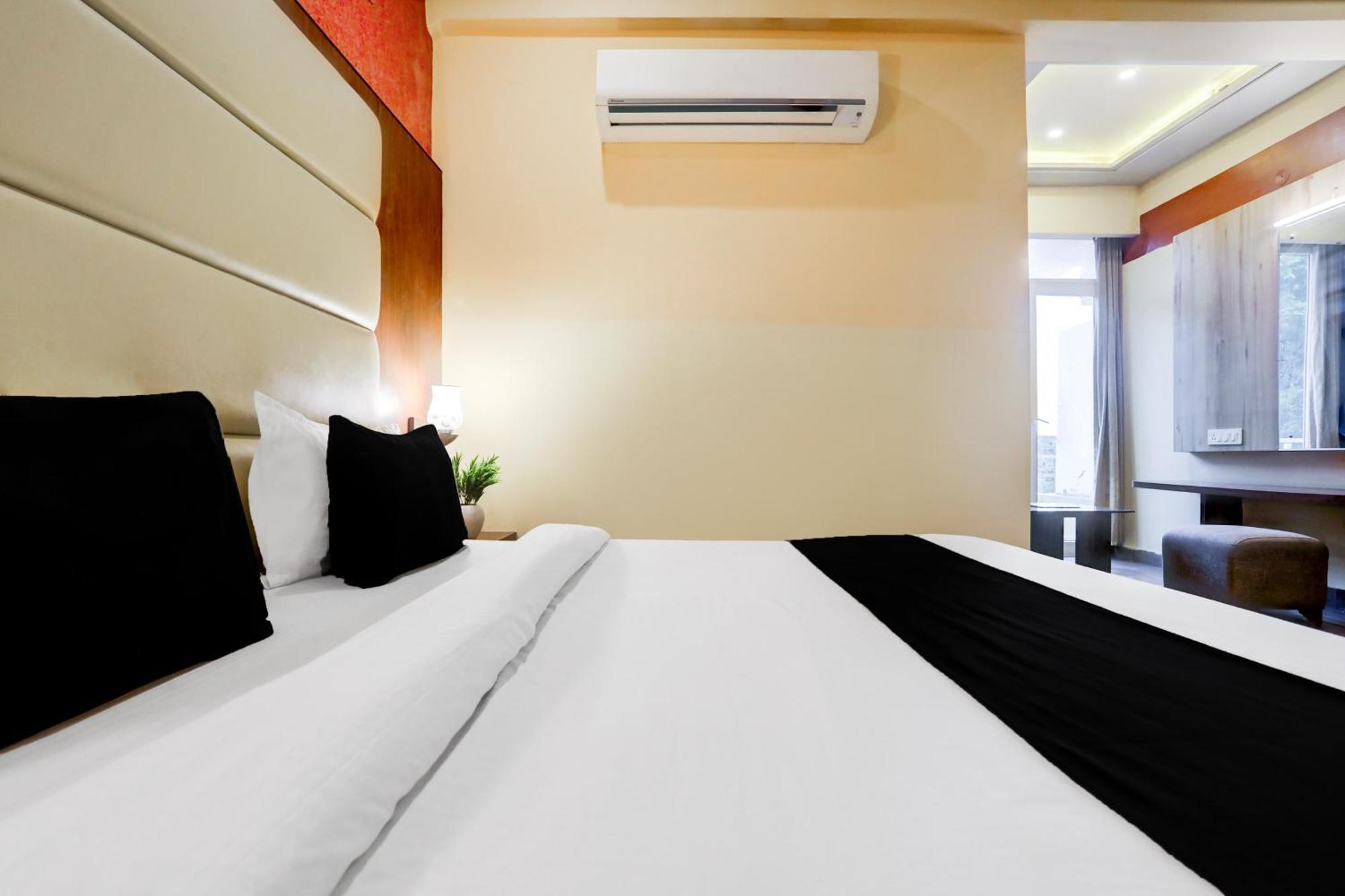 Super Townhouse Oak Pacify Hills Ξενοδοχείο Rājpur Εξωτερικό φωτογραφία