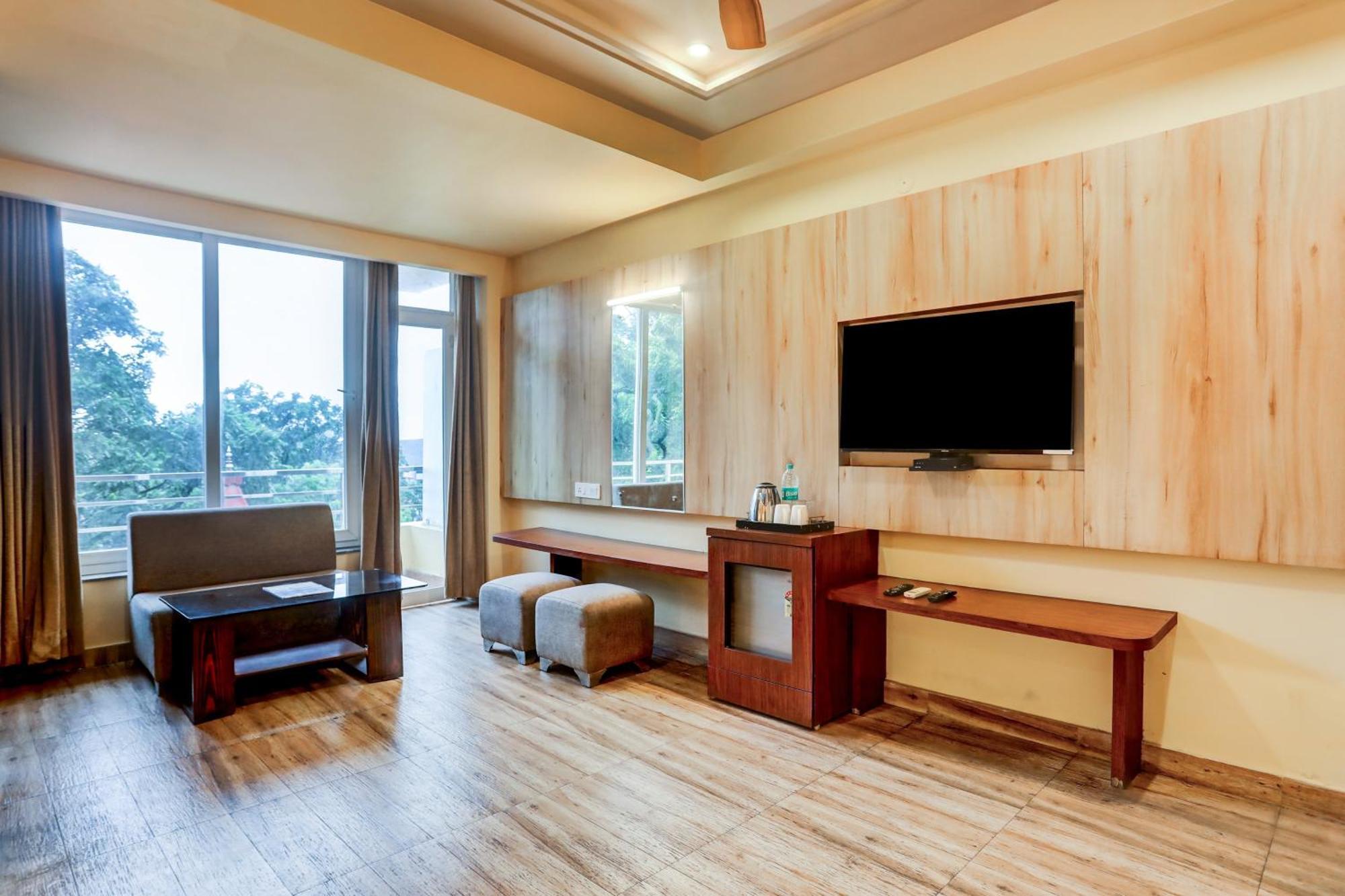 Super Townhouse Oak Pacify Hills Ξενοδοχείο Rājpur Εξωτερικό φωτογραφία