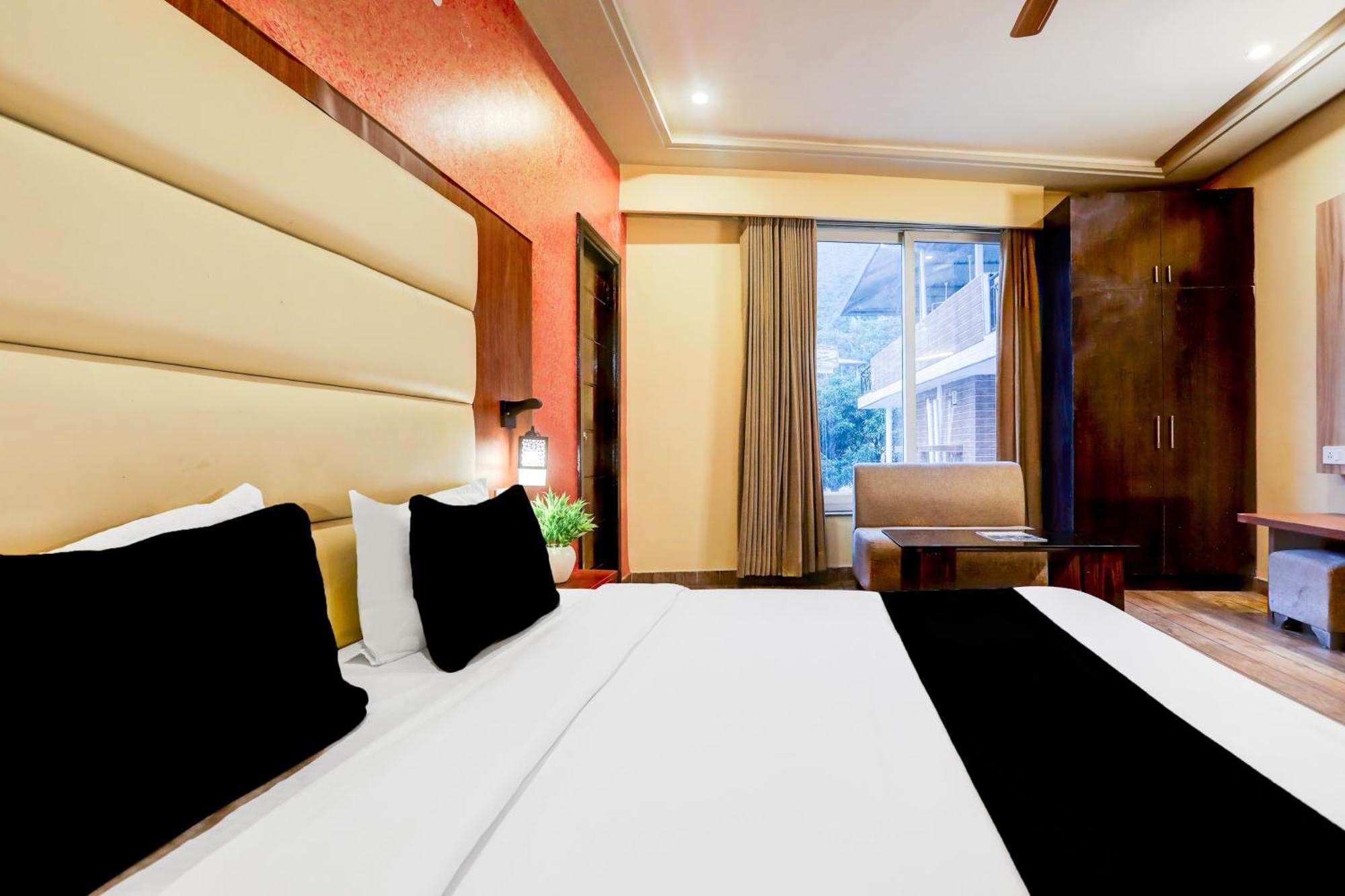 Super Townhouse Oak Pacify Hills Ξενοδοχείο Rājpur Εξωτερικό φωτογραφία